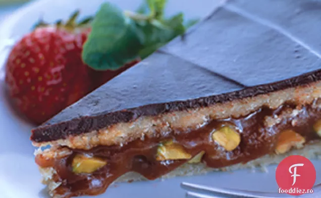 Tortă Caramel-fistic cu halva și ciocolată neagră