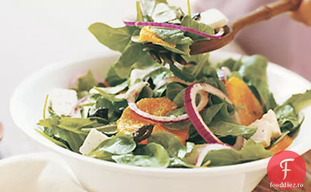 Salată de rucola și mentă cu măsline negre vindecate cu ulei, portocale și salată de Ricotta