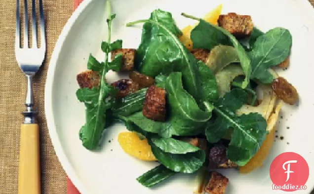 Rucola și salată de legume prăjite cu crutoane din cereale integrale