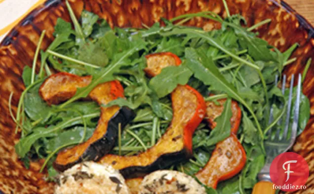 Salată de dovlecei de ghindă prăjită cu runde calde de brânză de capră