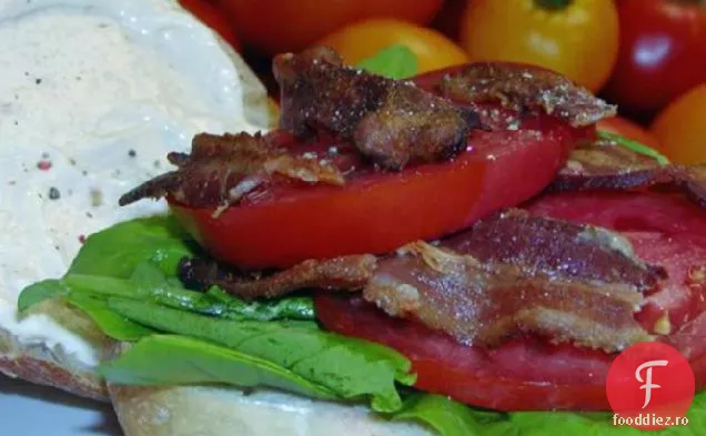 BLT cu slănină afumată, roșii de friptură de vită, rucola și Aioli de lămâie