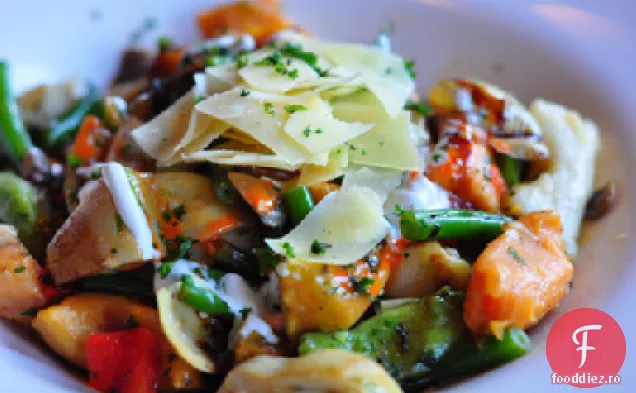 Gnocchi de cartofi dulci cu brânză de capră și salată ofilită