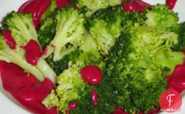 Broccoli aburit stropit cu sos de sfeclă prăjită