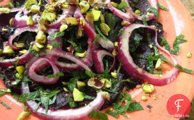Salată de sfeclă cu ceapă roșie, mentă și fistic
