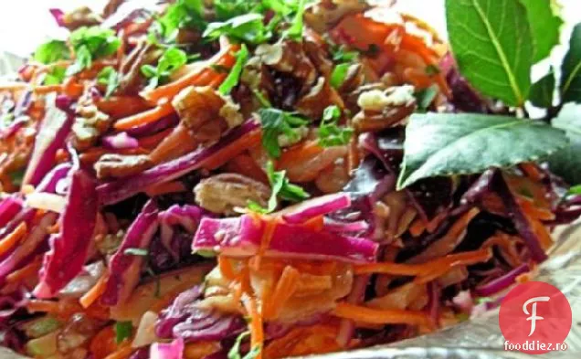 Slaw de iarnă orbitor-salată de varză roșie, mere și nuci Pecan