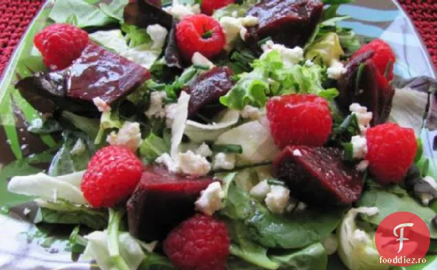 Salată de sfeclă și fructe de pădure
