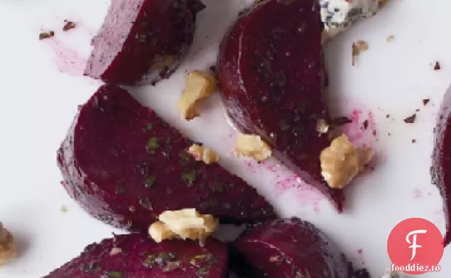 Salată de sfeclă prăjită cu brânză albastră și nuci