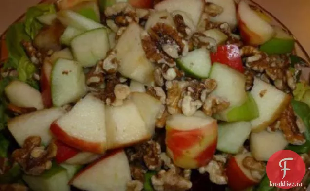 Salată de mere, sfeclă și nucă