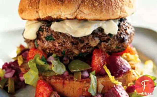 Burgeri de miel cu condimente marocane cu sfeclă, ceapă roșie și salsa portocalie