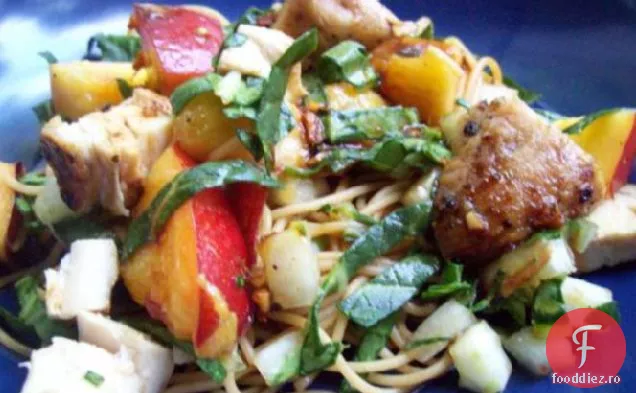Salată asiatică de pui și paste