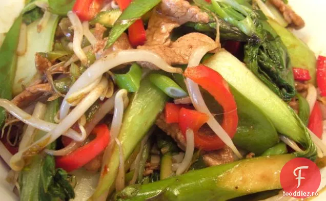 Se amestecă carnea de porc prăjită cu Bok Choy și tăiței