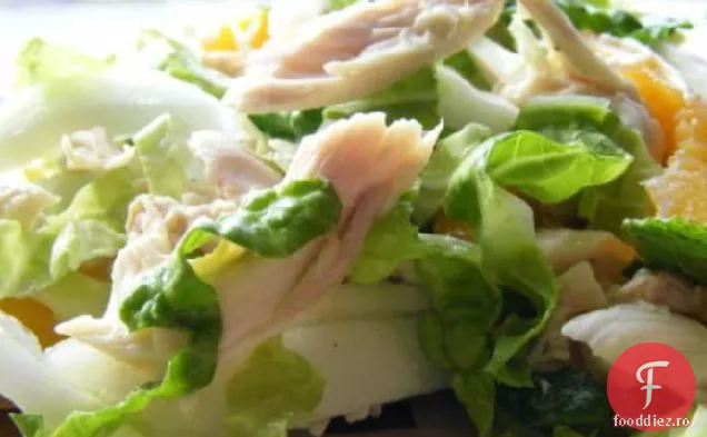 Salată de pui și piersici