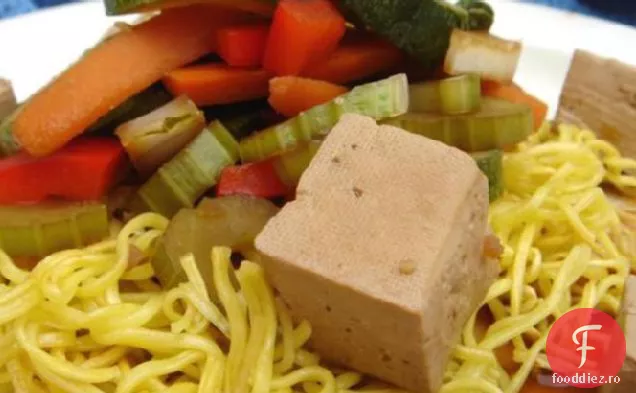 Tofu de ghimbir marinat al lui Nell Newman peste Soba Noo rumenită crocantă