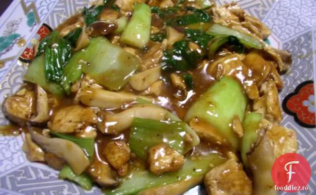 Se amestecă Bok Choy prăjit și ciuperci