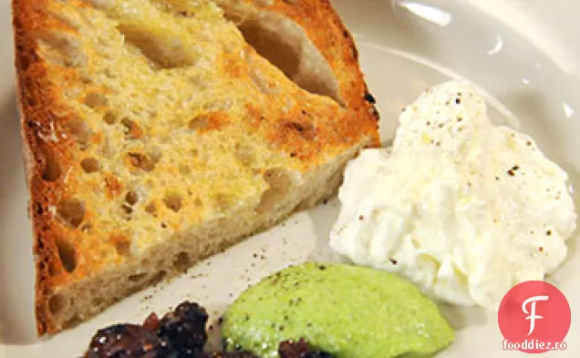 Burrata cu Pesto de Broccoli rabe și gem de ceapă de smochine
