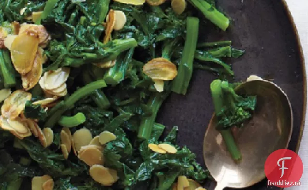 Broccoli rabe cu usturoi și migdale