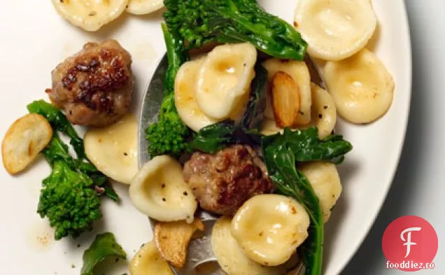 Orecchiette cu chiftele de cârnați, Broccoli rabe și usturoi