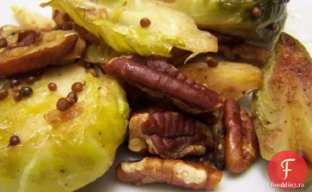 Salată Mărunțită De Varză De Bruxelles Și Nuci Pecan
