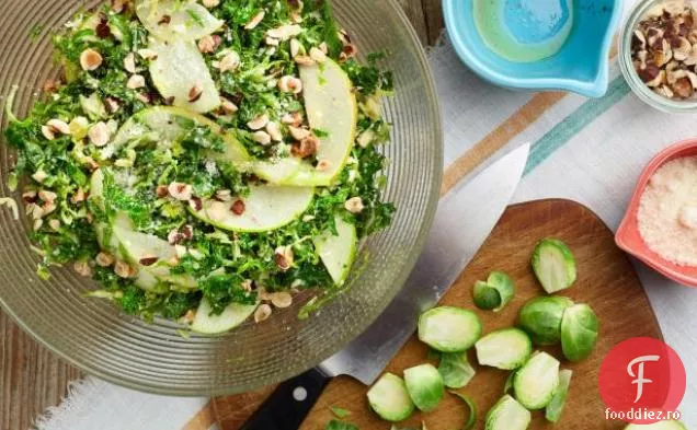 Varză de Bruxelles rasă și salată de Kale cu Pecorino și alune prăjite