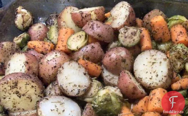 Cartofi prăjiți, morcovi, păstârnac și varză de Bruxelles