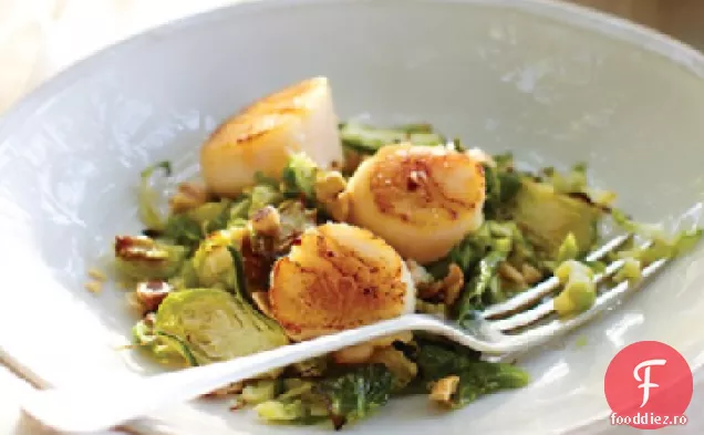 Scoici prăjite cu varză de Bruxelles prăjită și vinetă de alune