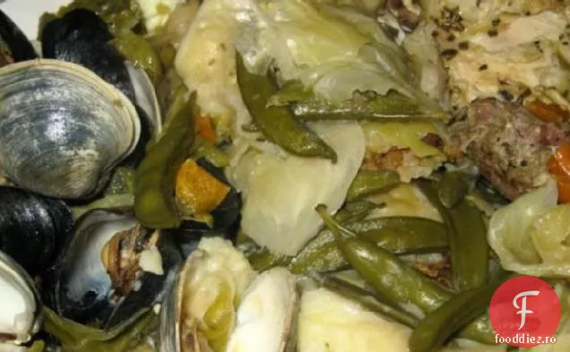 Curanto En Olla (fructe de mare aburite, carne, pâine cu cartofi și Vege