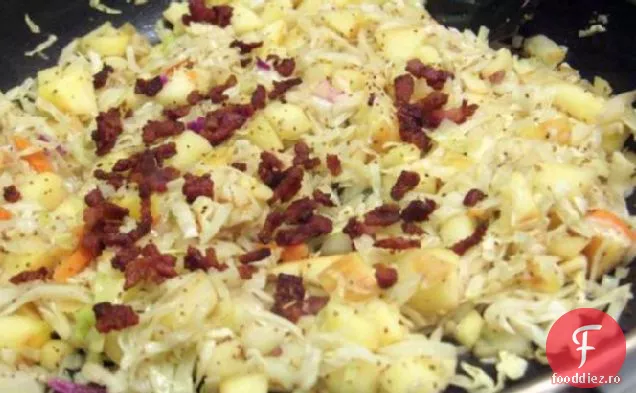 Mama lui fierbinte Skillet Bacon Cole Slaw cu mere