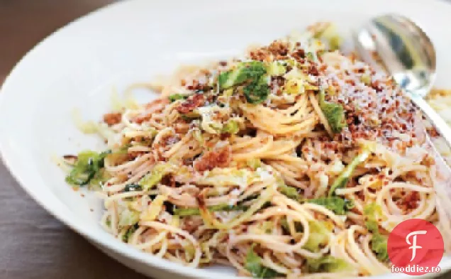 Spaghete cu varză Savoy și pesmet
