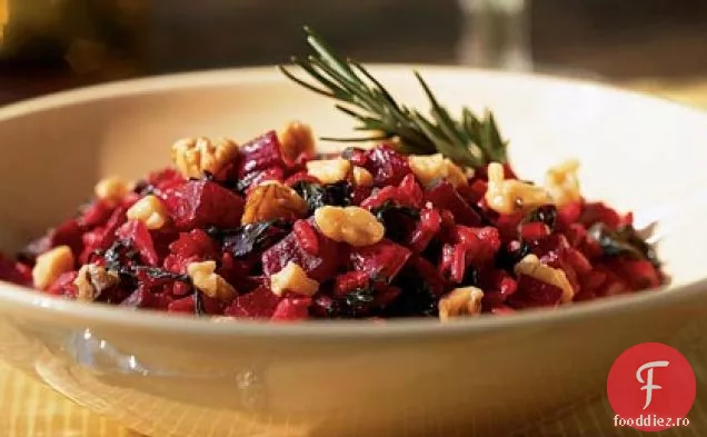 Risotto de sfeclă cu verdeață, brânză de capră și nuci
