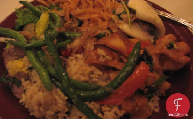 Salată Thailandeză De Orez Și Curcan