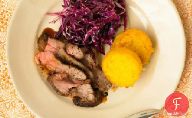 Friptură De Flanc Frecată Cu Chili Cu Salată De Varză Și Rondele De Mămăligă