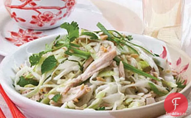 Salată de tăiței de orez cu pui și ierburi