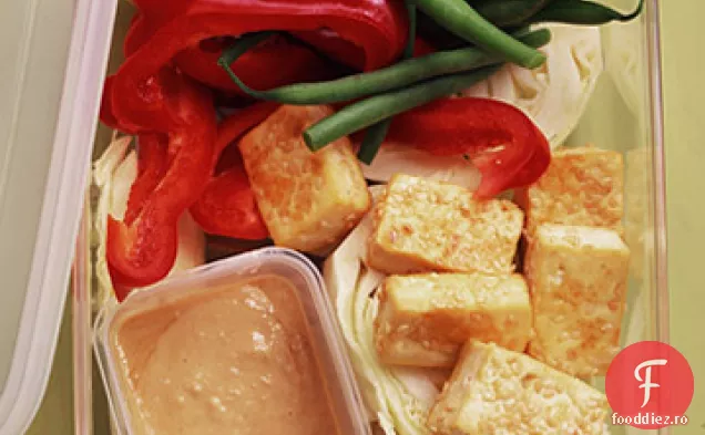 Tofu crocant cu crudite și sos de scufundare cu susan-ghimbir