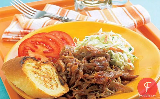 Carne de porc trasă cu salată de varză