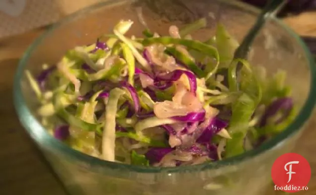 Salată caldă dulce și acră de varză și varză