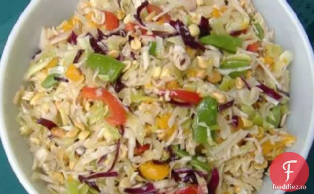 Salată de varză asiatică cu alune și portocale mandarine