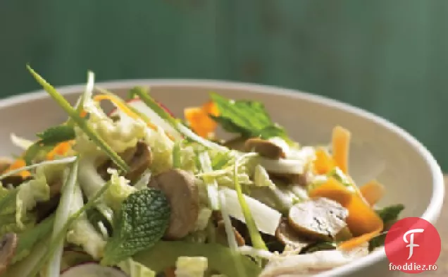 Salată de pui, ciuperci și varză cu sos de soia-lămâie