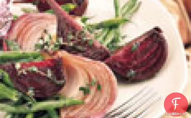 Salată de fasole verde prăjită, ceapă roșie și sfeclă