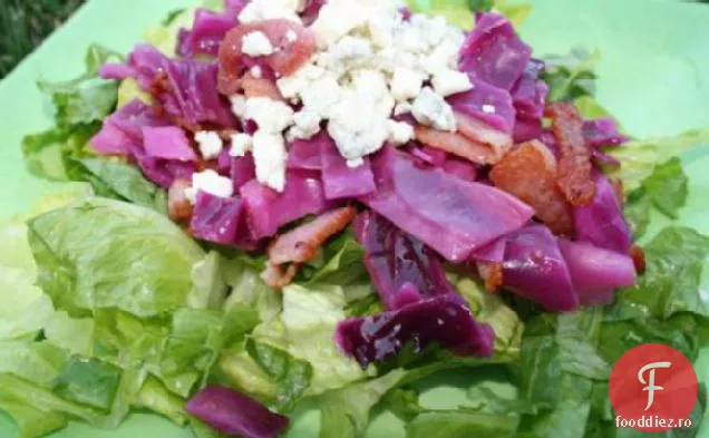Salată de varză roșie și slănină cu brânză albastră