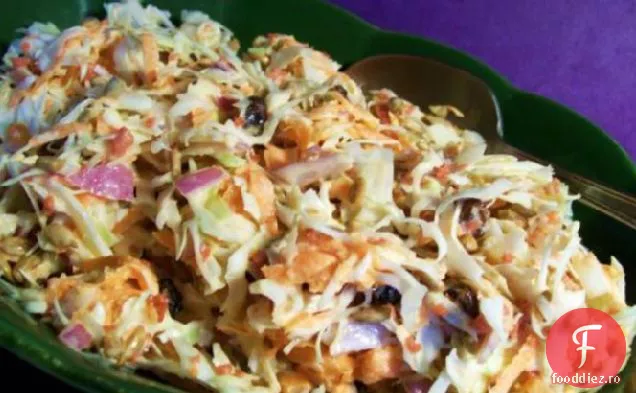 Salată de varză cu stafide și nuci de floarea soarelui