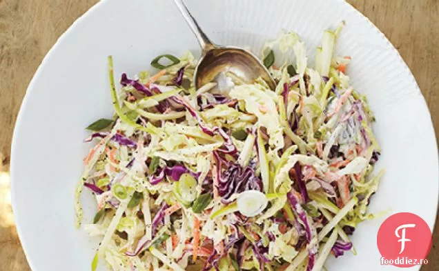 Salată de varză cu sos de mere și iaurt