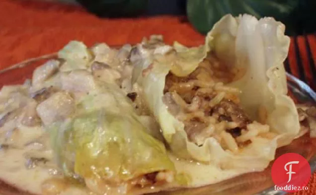 Rulouri picante de varză umplute în sos de ciuperci