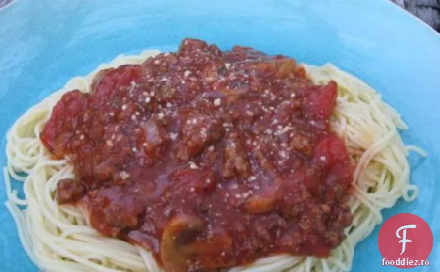 Spaghetele mamei cu sos de carne