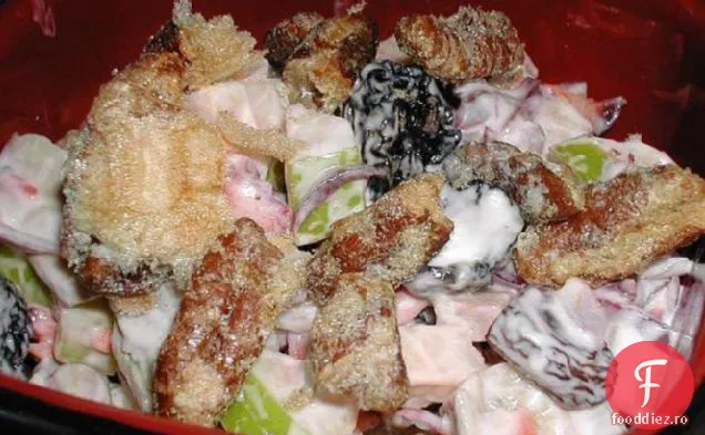 A dat cu piciorul și a ușurat Salata Waldorf pentru doi!