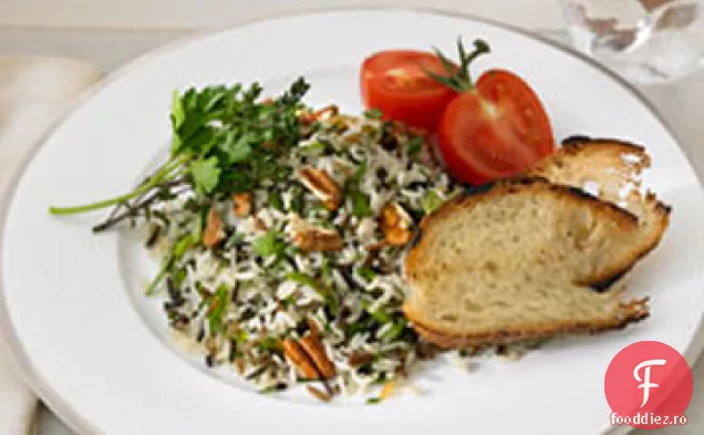 Salată de cereale lungi și orez sălbatic cu nuci pecan prăjite