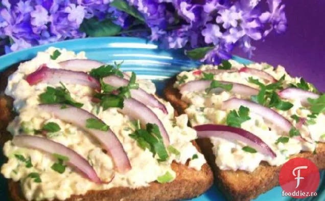 Sandviș cu salată de ouă de boia afumată pe cereale integrale