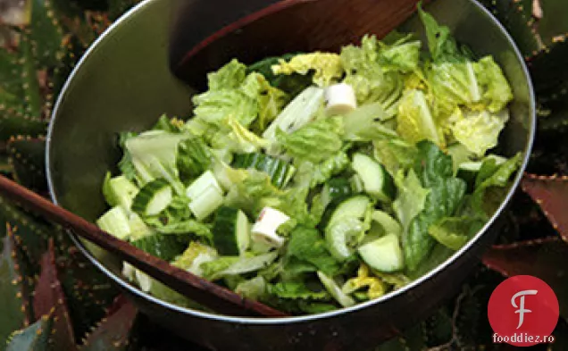Salată crocantă de țelină și inimă romană