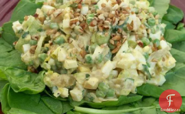Salată de ouă curry pe verdeață