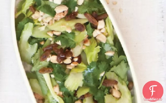 Salată de coriandru, țelină și migdale