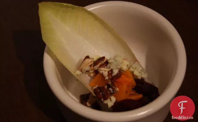 Bărci De Andive Cu Dovlecei, Sfeclă Și Brânză Albastră